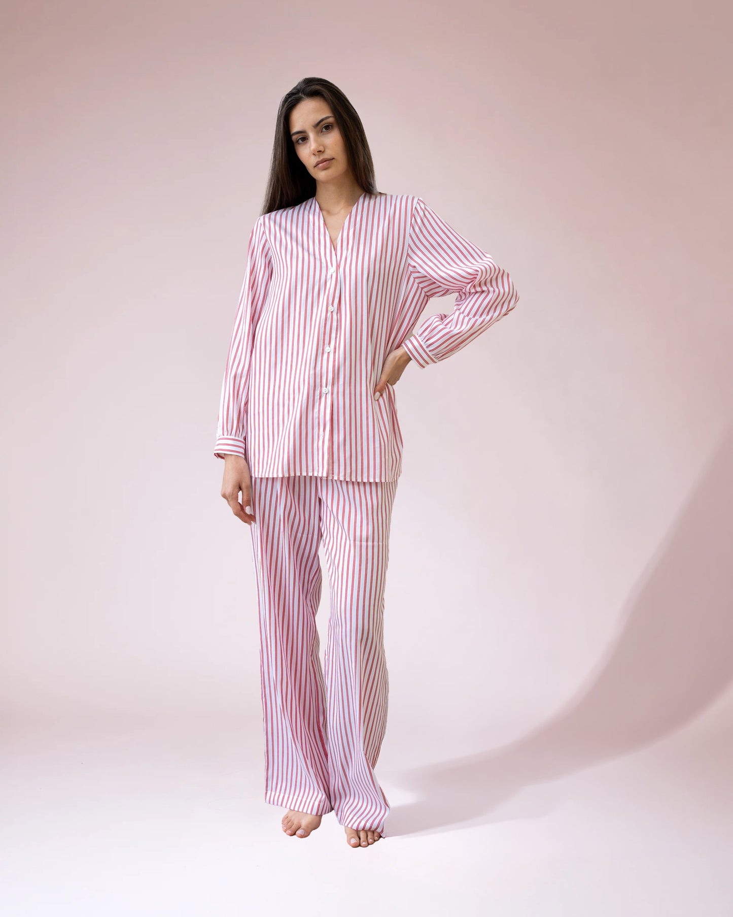 Stella La V, camicia fit morbido, scollo a V media profondità.