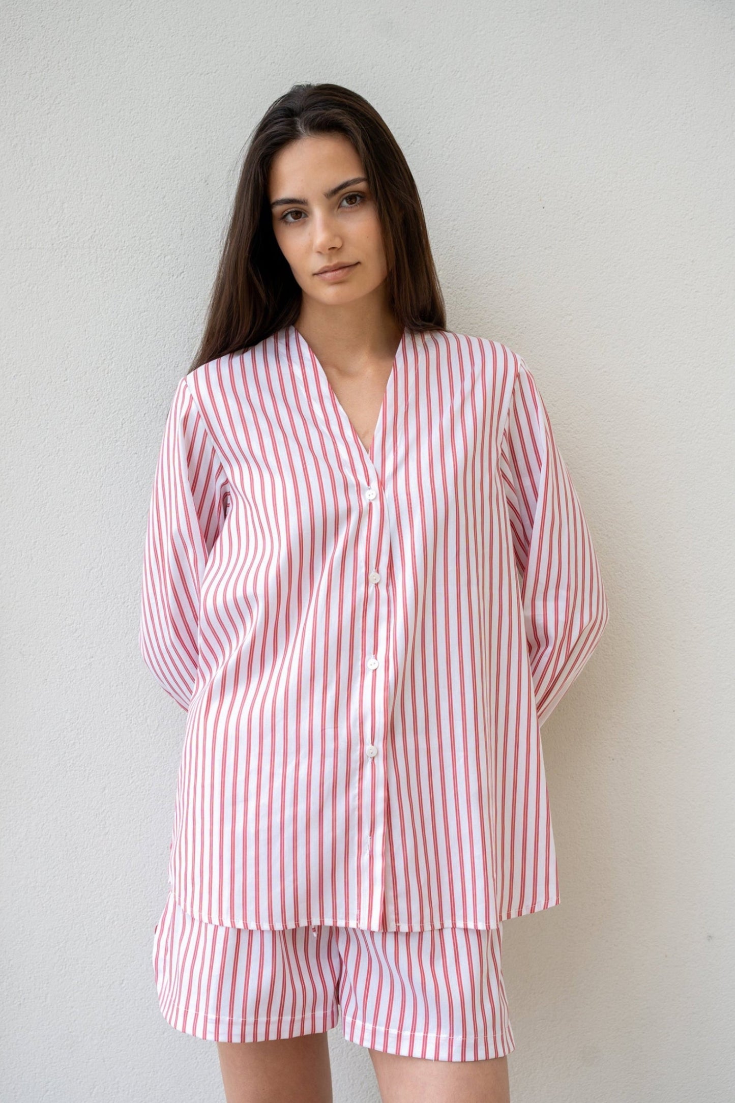 Stella La V, camicia fit morbido, scollo a V media profondità.